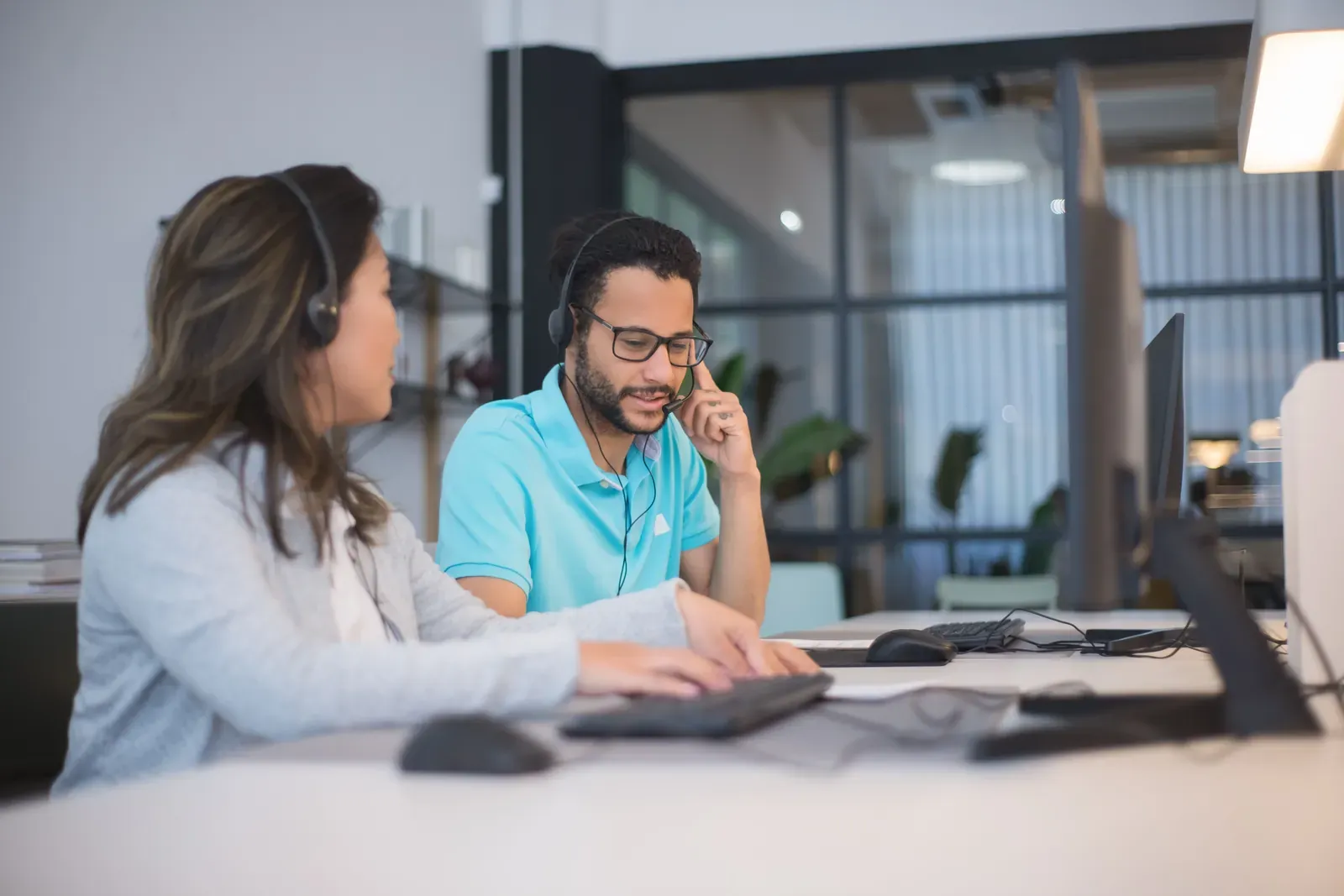 Wat is een voicebot? Hoe de AI Voice Agent ze vervangt in de enterprise