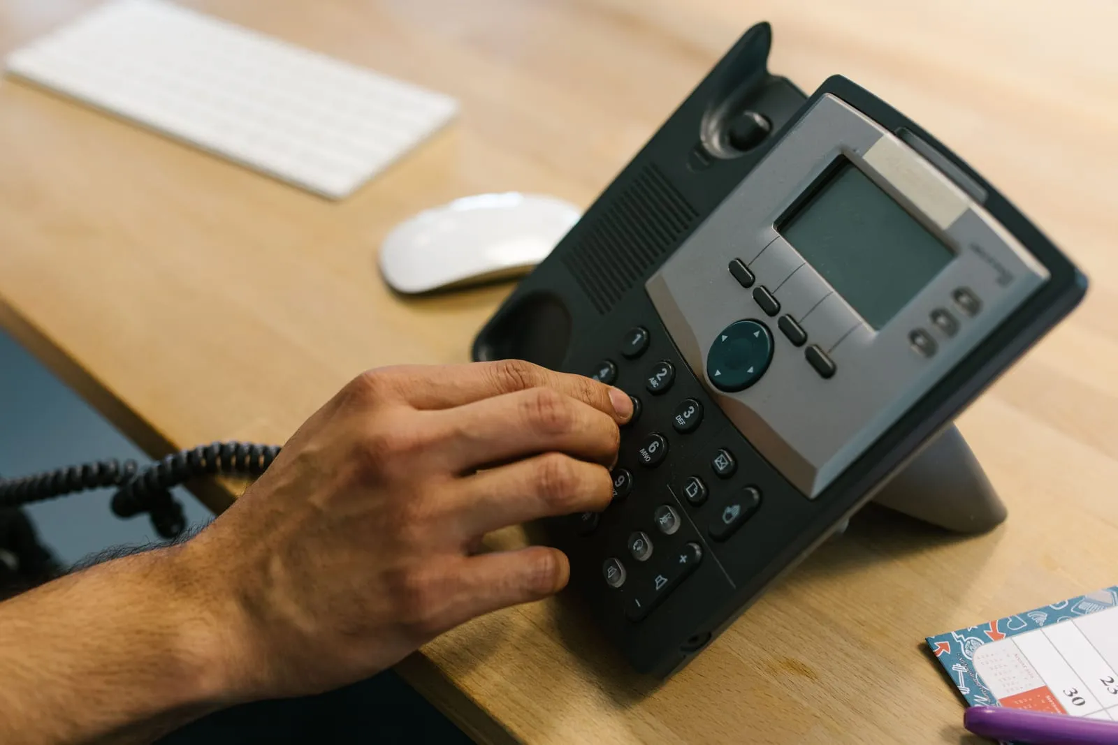 Wat is intelligente gespreksroutering? Hoe AI Voice Agents routeren op intentie in plaats van op menukeuze